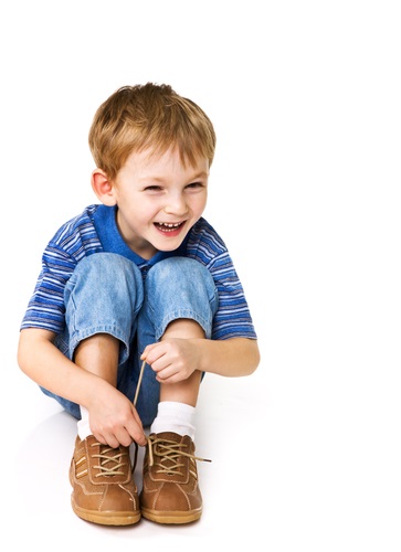 Kid_tying_shoe